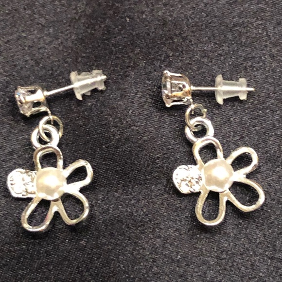 *6 for $10!* Silver Flower Gem Crystal Rhinestone Pearl Stud Dangle Earrings - Picture 3 of 7